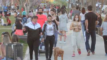 Muchos neuquinos aprovecharon el día casi primaveral para pasear por el río Limay. Foto: Oscar Livera. 