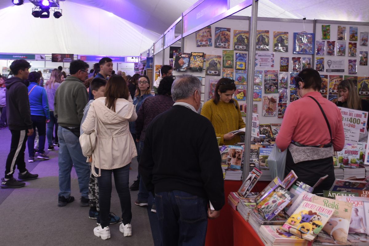 La feria del libro volverá a abrir sus puertas este jueves, en Neuquén. (foto archivo Juan Thomes)