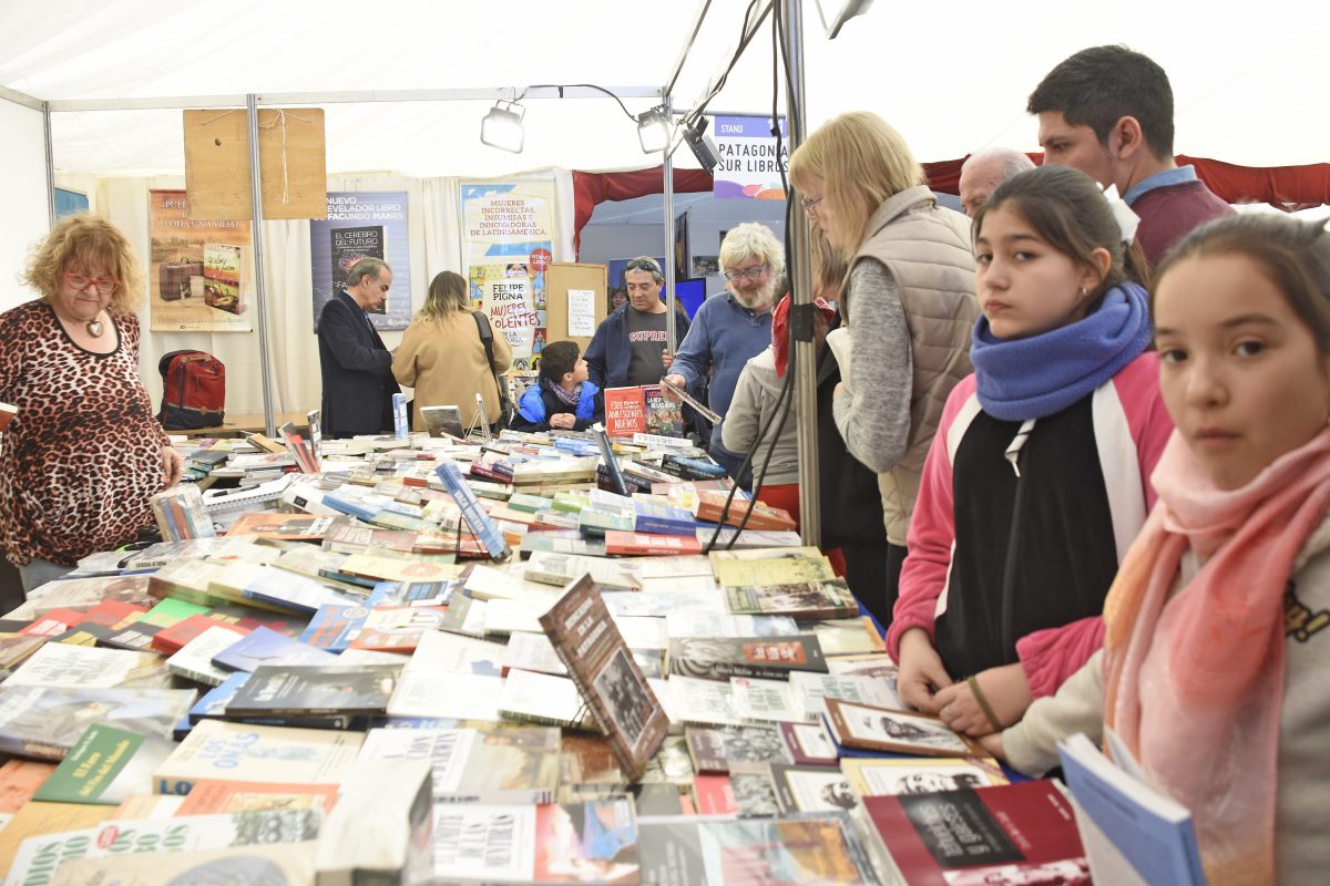 Esta vez, la Feria del Libro de Neuquén durará 10 días y en todos habrá actividades. (foto archivo Juan Thomes)