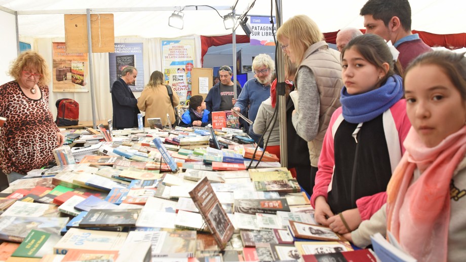 Lo habitual de la Feria del libro de Neuquén era tener un espacio para la venta de libros (foto archivo Juan Thomes)