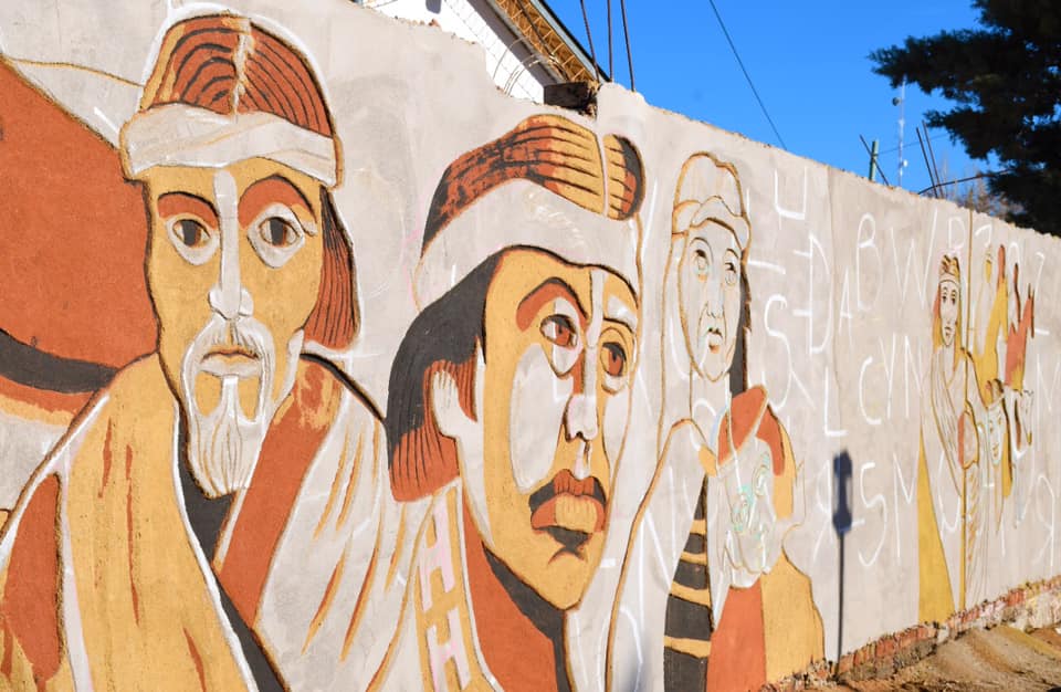 Los murales permitirán conocer la historia de los tres emplazamientos que tuvo el pueblo (Municipalidad de Picún Leufú)