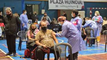 En el Club Atlético Plaza Huincul habrá vacunación de primera dosis de Sputnik V (Foto: Andrea Vazquez)