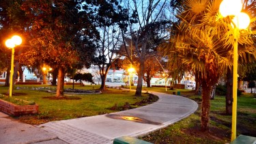Instalarán luces de tecnología led en tres plazas en el centro de Regina. (Foto Néstor Salas)