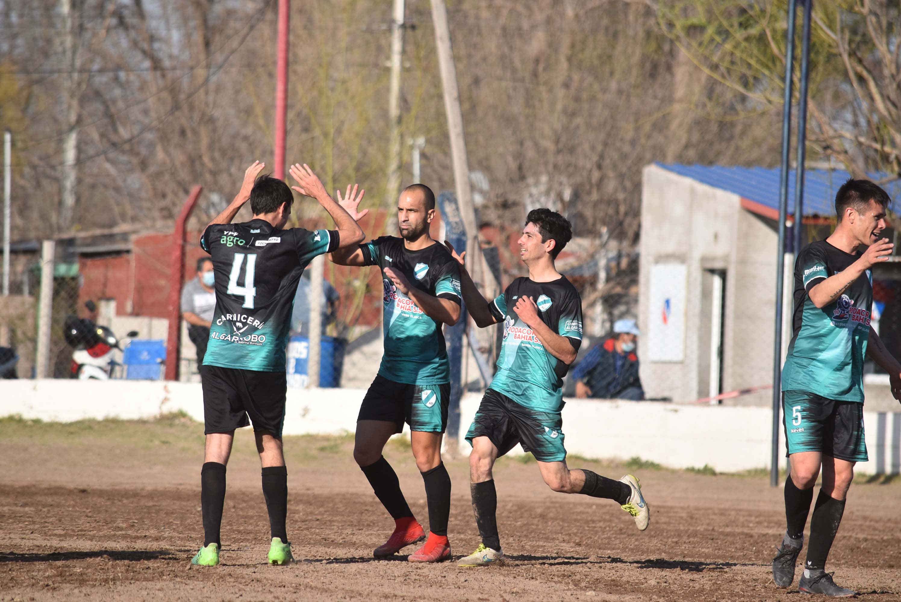 Silva festeja con sus compañeros el único gol de Juventud Unida de Algarrobo. Foto: Jorge Tanos. 