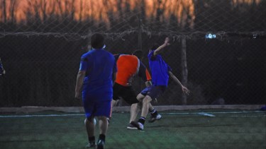 El fútbol despierta interés en el deportista amateur o recreativo. Es necesario realizar controles de manera regular. (Foto: Andrés Maripe)