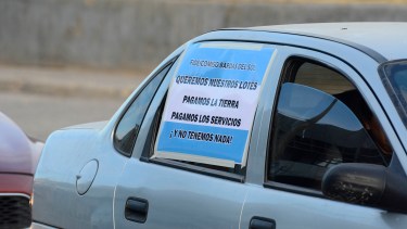 Los vecinos del loteo Bardas del Sol realizaron una protesta por el centro de la ciudad. (Fotos: Andrés Maripe)