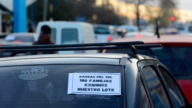 Los vecinos del loteo Bardas del Sol realizaron una protesta por el centro de la ciudad. (Fotos: Andrés Maripe)