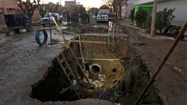 El ministro de Obras Públicas de Río Negro mostró cuáles son los trabajos para la reparación del ducto. Foto: Juan Thomes