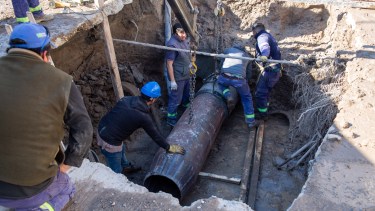 Operarios de Arsa trabajan en el acueducto de calle Tres Arroyos para poder restablecer el servicio. (Foto: Juan Thomes)