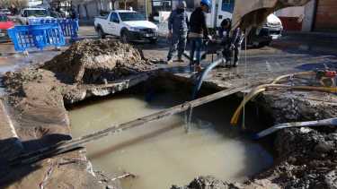 Las tareas de reparación este mediodía en el acueducto de calle Tres Arroyos. Foto: Juan Thomes