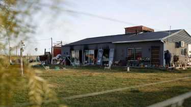 El siniestro se declaró esta madrugada en la vivienda ubicada en el barrio Carlos Soria, de Roca. (foto: Juan Thomes)