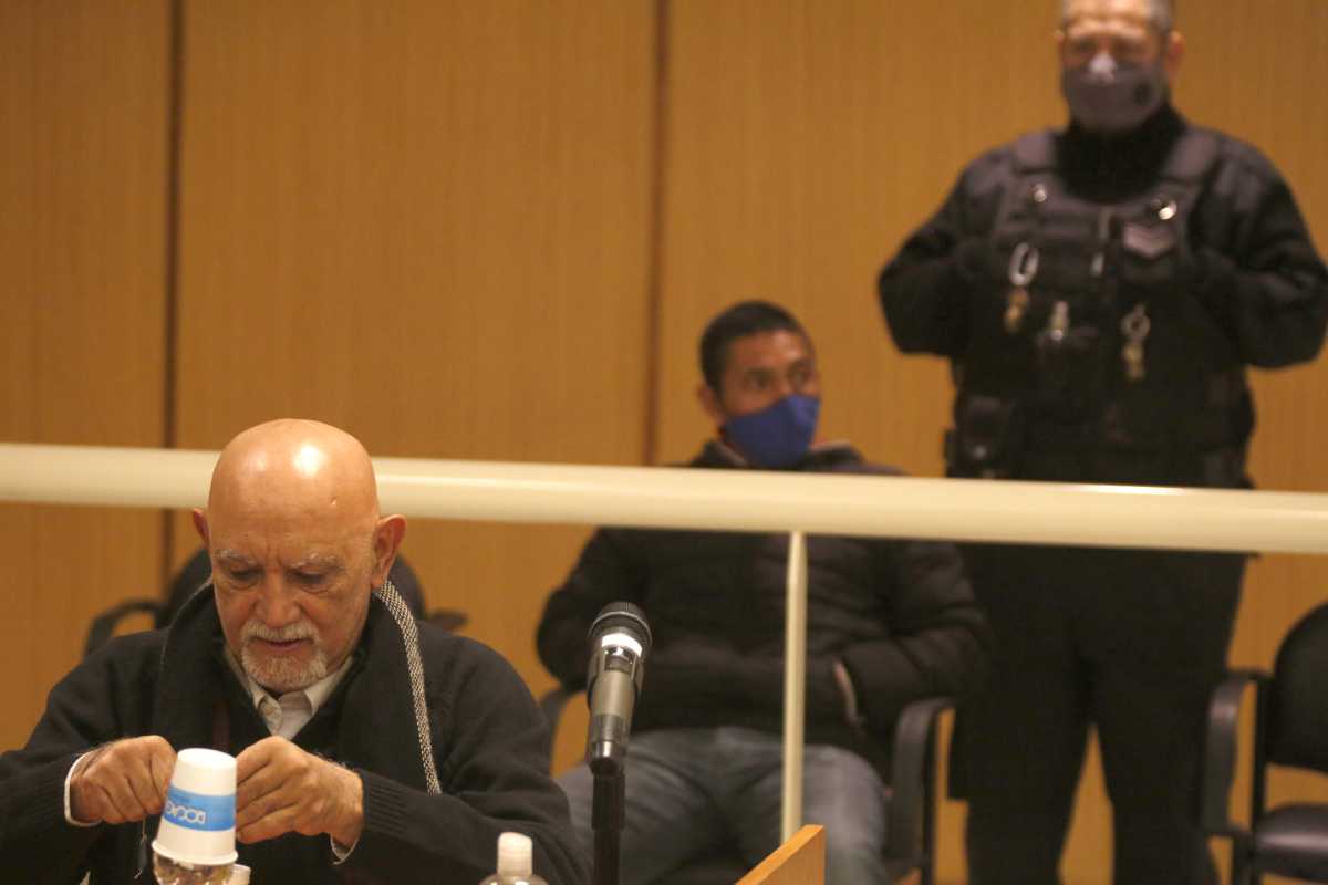 El Tribunal de Impugnación confirmó la perpetua a Carlos Erbin (atrás), por el femicidio de Nahiara. (foto Juan Thomes)