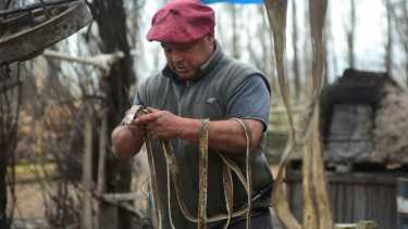 Uno de los últimos artesanos del cuero que asiste a los camperos