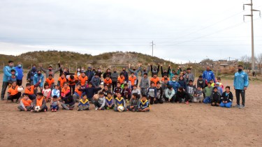 La foto grupal, un momento de diversión para los niños. Acompañan los profesores, las madres y los padres. Mucha pertenencia. (Fotos: Emiliana Cantera)