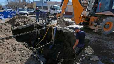 Arsa no dio precisiones sobre cuando retornará el servicio en la zona baja de Roca. Fotos: Juan Thomes.