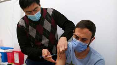 Hoy llegaron las dosis. Foto Juan Thomes. 