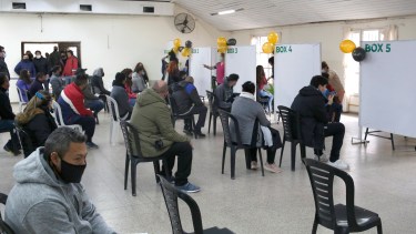Continúa la atención hasta el mediodía del sábado en el vacunatorio de la Colonia Penal. (Foto Juan Thomes)