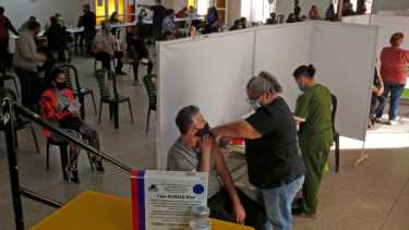 Durante la semana hubo largas colas para recibir la inmunización en la Colonia Penal. (Foto: Juan Thomes)  