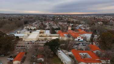 El sector norte del predio, con ingreso por calle Palacios, albergará las nuevas obras. La estructura antigua (der.) será para adultos. (Foto: Juan Thomes)