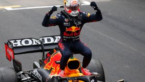 Verstappen logró la pole en una accidentada clasificación de la Fórmula 1