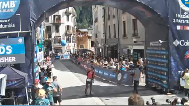 Santos Gabriel Rueda miró al cielo y alzó el brazo, tras llegar a la meta de Mont Blanc. Imagen captura de pantalla