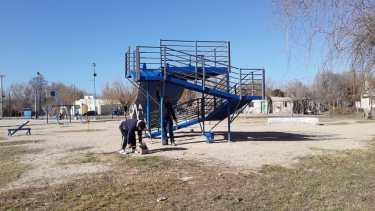 En Chacra Monte pintaron el tobogán que luce como nuevo. 