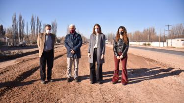 Tanya Bertoldi, Javier Bertoldi, Alberto Ciampini y Ana Servidio recorrieron la obra de ampliación de la ruta petrolera (Gentileza)