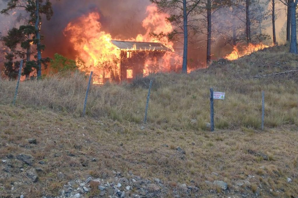Las llamas consumen una cabaña en Potrero de Garay. (Federación de Bomberos Voluntarios)