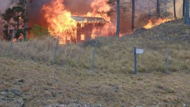 Dos feroces focos de incendio arrasaron montes, casas y cabañas en Córdoba: hay evacuados
