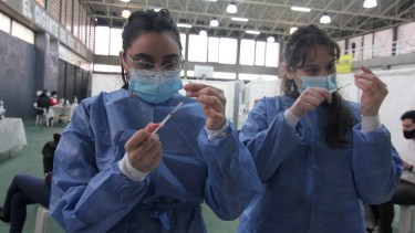 Nunca hablamos tanto de vacunas, de dosis, de laboratorios, como ahora. Y ellos, los vacunadores, han estado ahí, desde diciembre. Foto: Oscar Livera