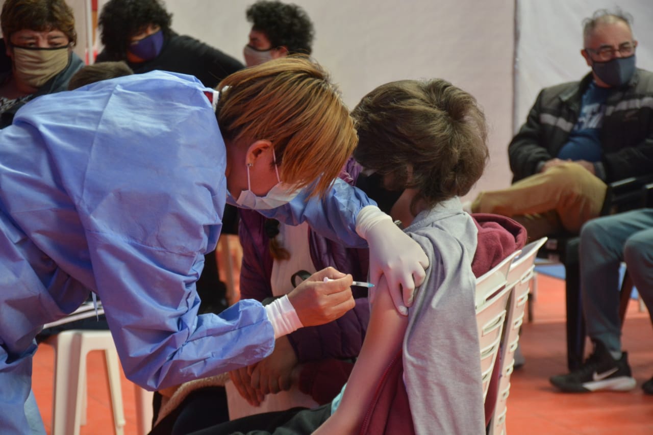 En octubre, en Neuquén, se comenzará a vacunar a adolescentes sin factores de riesgo.  Foto: archivo Yamil Regules 