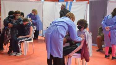 El gobierno neuquino confirmó 21 escuelas para el inicio del plan vacunatorio pediátrico.  Foto: Yamil Regules