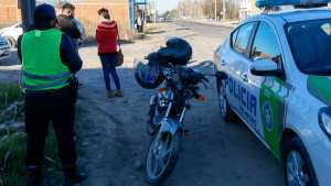 Iban en moto y fueron hospitalizados tras un accidente con un auto