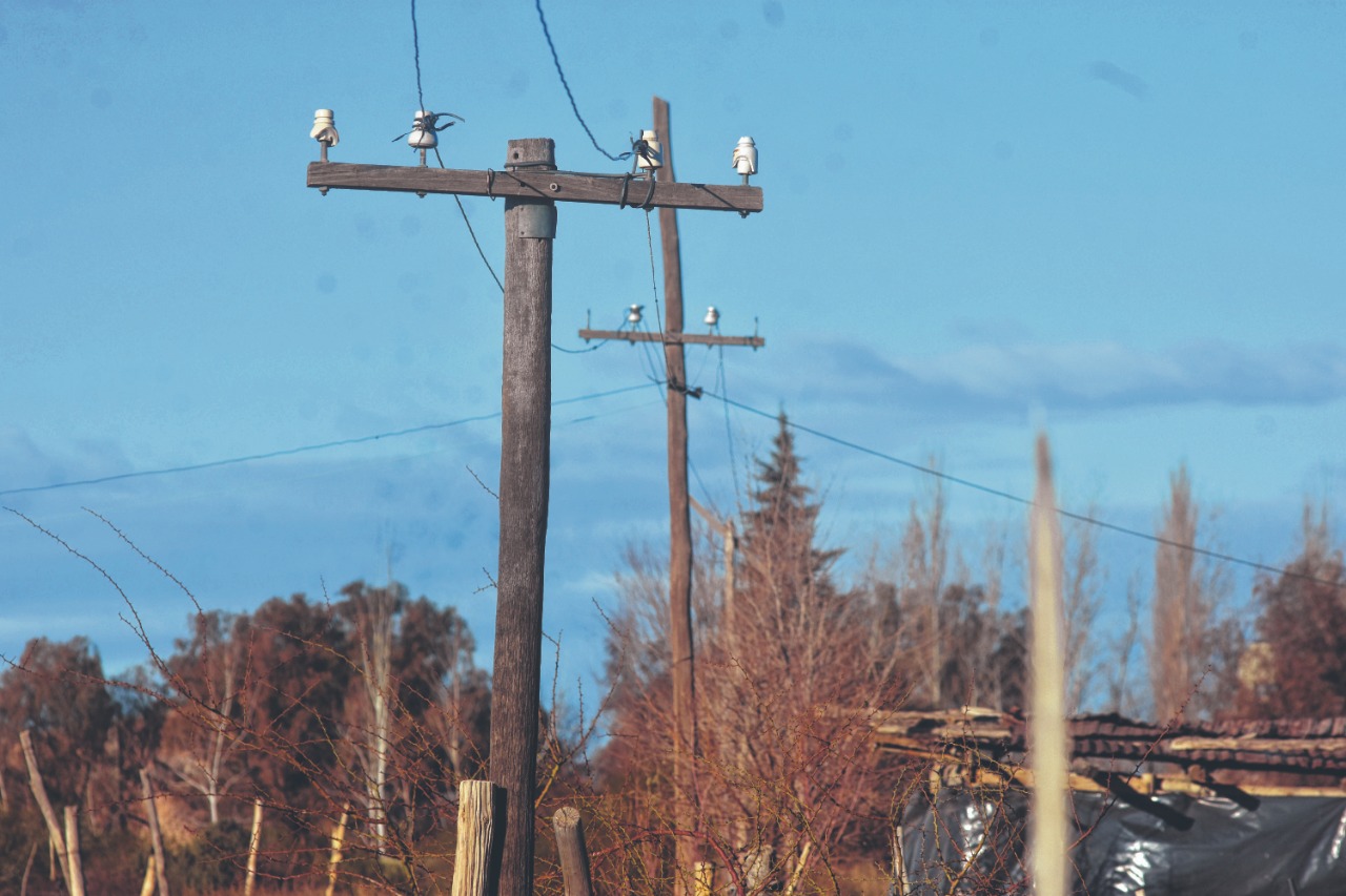 Los puestos están a unos 400 metros del tendido eléctrico y desde hace años reclaman una solución. Foto Andrés Maripe.