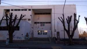 Una escuela de Zapala tuvo que cerrar porque se le caen las ventanas