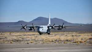 Llegó un avión enorme cargado de alcohol en gel a Zapala