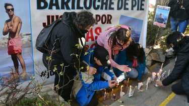 Familiares y amigos de Lucas Caro, en vigilia en los tribunales de Bariloche