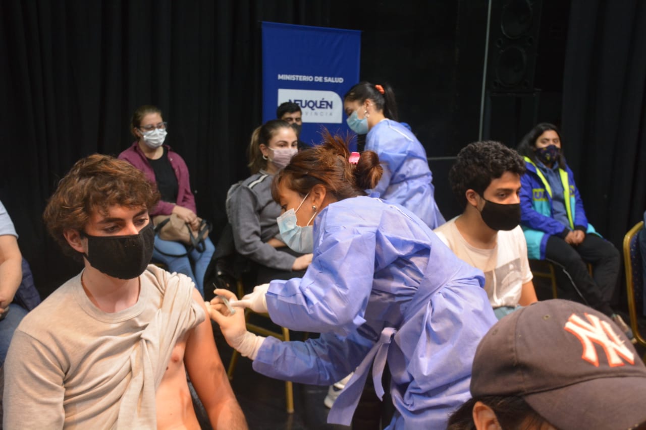 La vacunación en el escenario del Cine Teatro Español. Foto: Yamil Regules