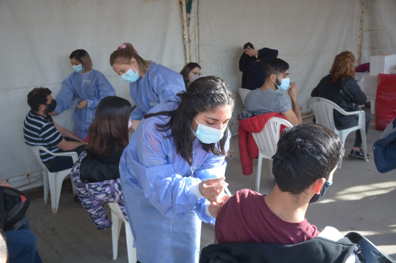 Vacunan en Neuquén con Sinopharm. (foto archivo Yamil Regules)