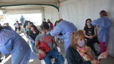 Aplican primera y segundas dosis de Sinopharm en el dispositivo Neuquén en la feria (foto Yamil Regules)