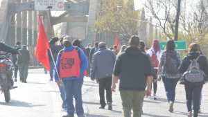 Organizaciones sociales levantaron  los cortes en los puentes entre Neuquén y Cipolletti
