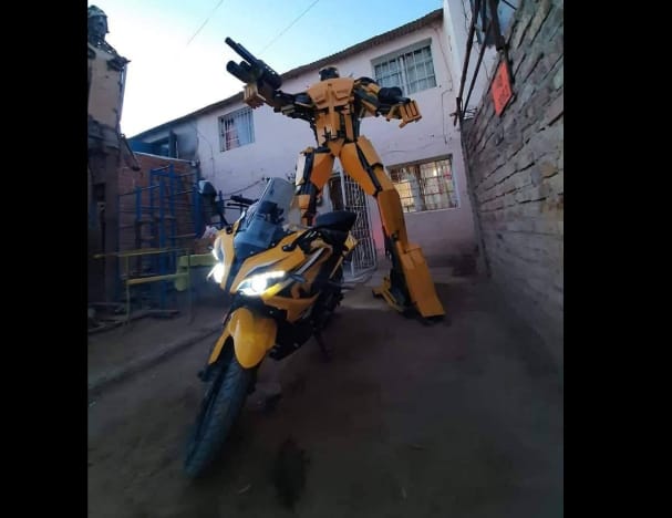 Los enormes robots, se han convertido en una atracción del barrio San Lorenzo de Neuquén. Foto: Facebook Claudio Purran