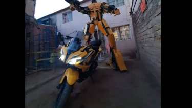 Los enormes robots, se han convertido en una atracción del barrio San Lorenzo de Neuquén. Foto: Facebook Claudio Purran