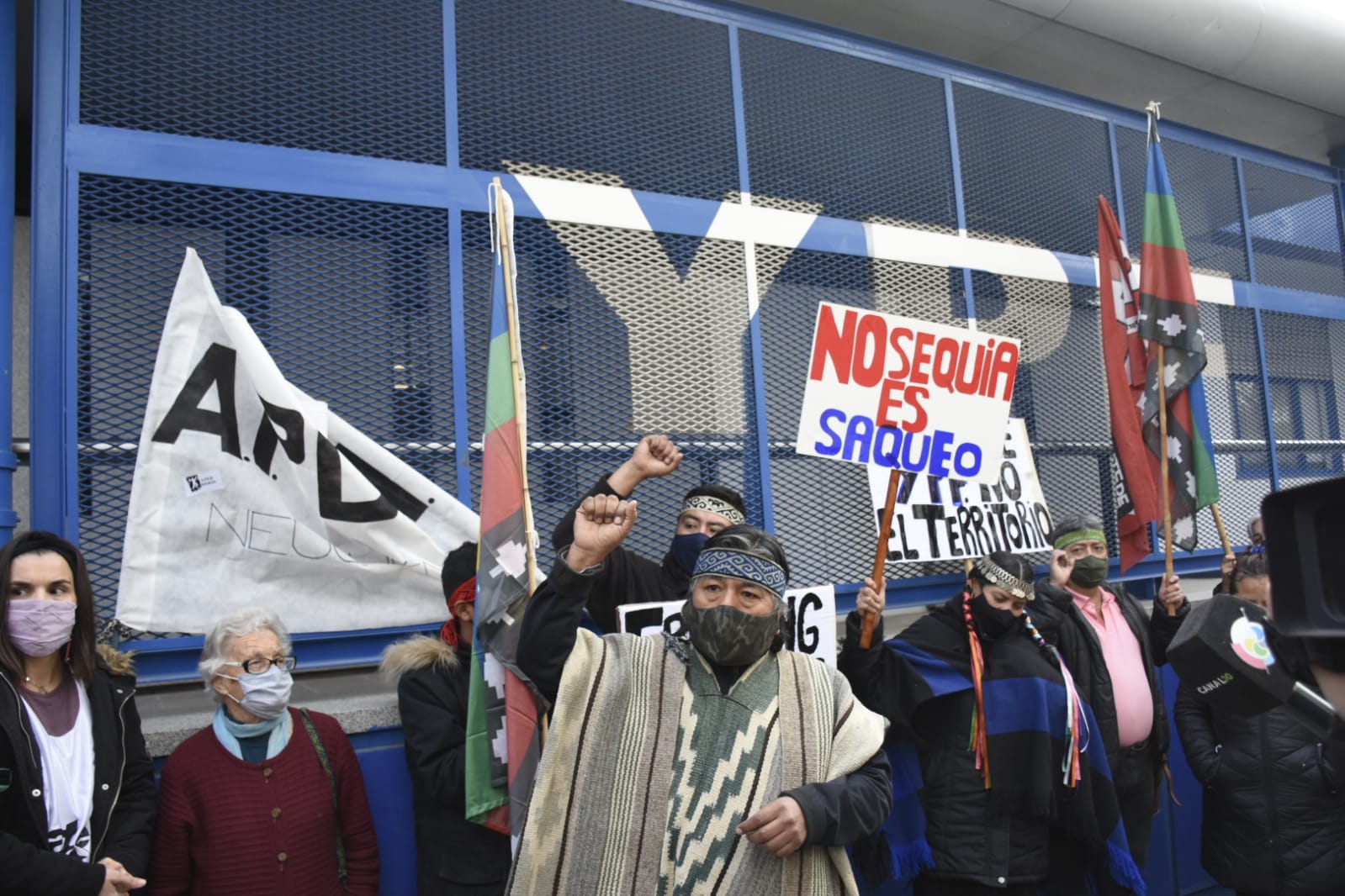 La zonal Confluencia de la Confederación Mapuche convocó a una protesta frente a la sede de YPF en Neuquén. Foto: Florencia Salto. 