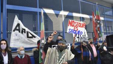 La zonal Confluencia de la Confederación Mapuche convocó a una protesta frente a la sede de YPF en Neuquén. Foto: Florencia Salto. 
