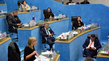 Las exposiciones en el recinto legislativo tuvieron posturas enfrentadas y empujadas por las distintas  estrategias electorales. Foto: Marcelo Ochoa.