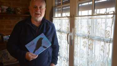 Carlos Juárez, artista plástico e ilustrador de "Tordos", es vecino de Watkins, de es cercanía nació este proyecto.