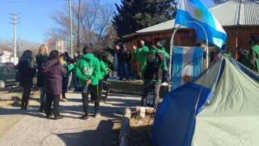 Retirados del Servicio Penitenciario Federal reclamaron en el ingreso a la Colonia Penal de Roca