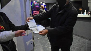 A partir del 21 de diciembre, se implementará el “pase sanitario” que exige tener el esquema completo de vacunación para poder asistir a espacios masivos en toda la provincia. Foto: Andrés Maripe