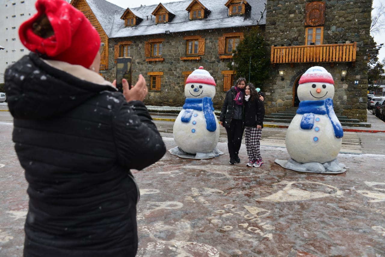 En el Centro Cívico de Bariloche no hubo acumulación de nieve pero los turistas se acercaron igual a disfrutar. Foto: Chino Leiva